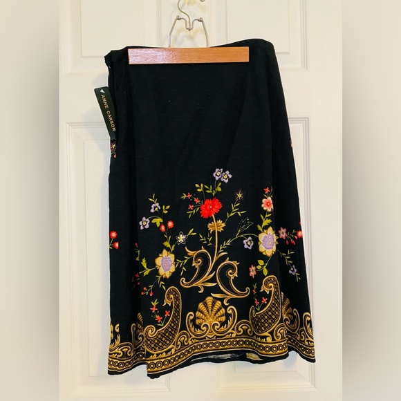 🎉HP🎉 Silk embroidery look skirt - Picture 7 of 8